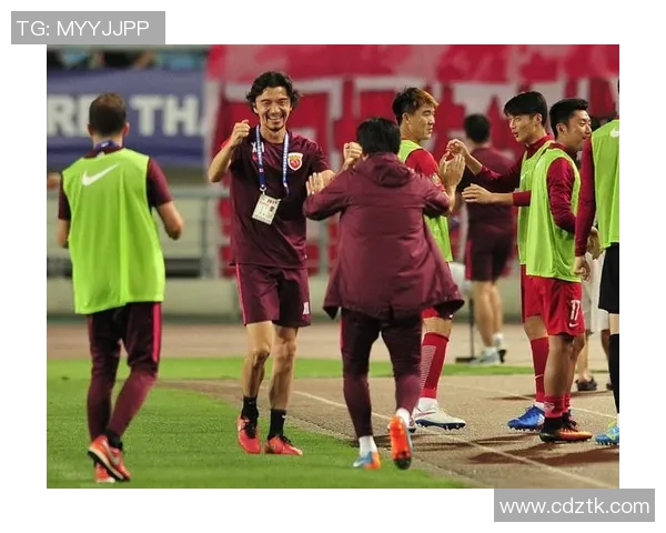 恒大与上港激战正酣精彩瞬间回顾与赛场氛围分享