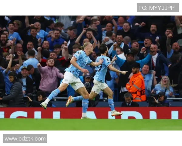 德布劳内领衔曼城攻势足球展现全能中场魅力与战术智慧 德布劳内领衔曼城攻势足球展现全能中场魅力与战术智慧